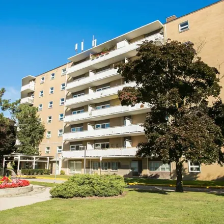 Image 2 - 32 Carluke Crescent, Toronto, ON M2L 2J2, Canada - Apartment for rent
