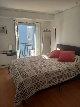 Rent this 3 bed room on Avinguda del Port in 130, 46023 Valencia