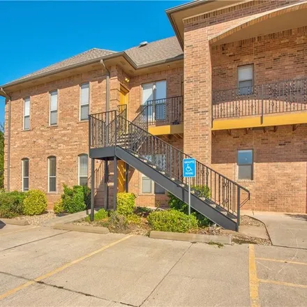 Image 2 - Venice Condominiums, 1812 East Alameda Street, Norman, OK 73071, USA - Condo for sale