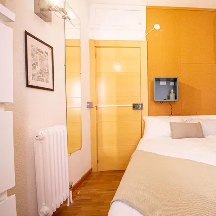Rent this 6 bed room on Carrer d'Amigó in 25, 27