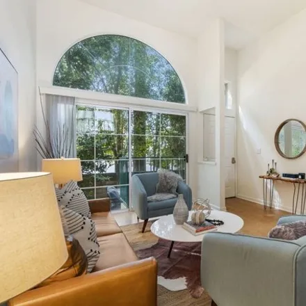 Image 2 - 5543 Tilden Avenue, Los Angeles, CA 91401, USA - Townhouse for sale