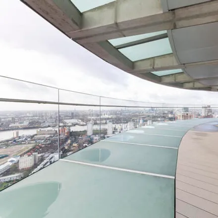 Rent this 3 bed room on Baltimore Tower in 25 Crossharbour Plaza, Millwall