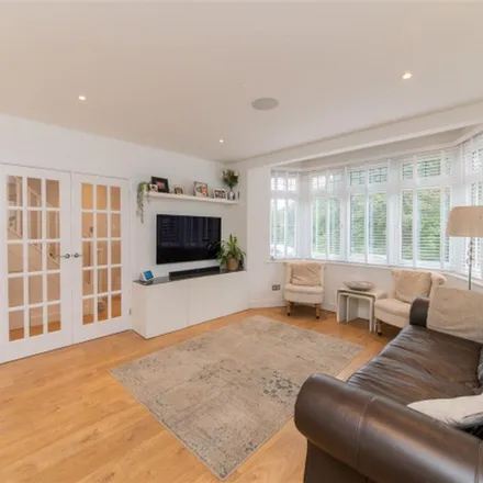 Rent this 4 bed duplex on Holders Hill Gardens in London, NW4 1PF