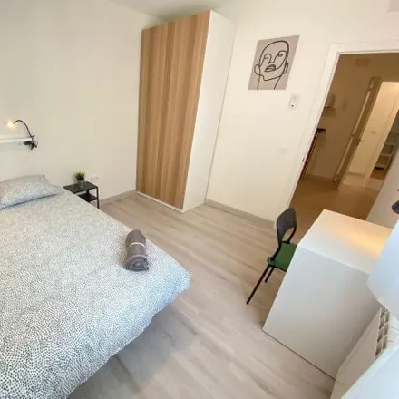 Rent this 2 bed room on Calle de Amós de Escalante in 12, 28017 Madrid