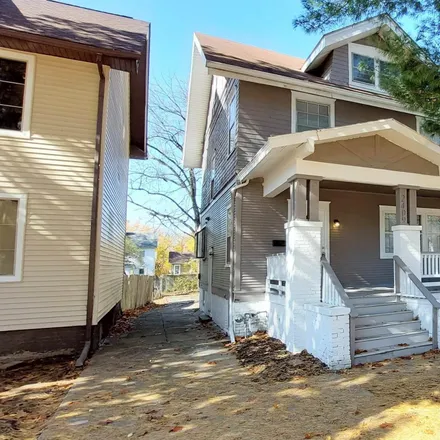Buy this 3 bed house on 2409 North Peoria Avenue in Peoria, IL 61603