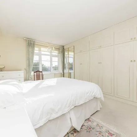 Rent this 2 bed apartment on Mount View in Mount Avenue, London