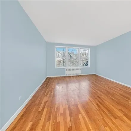 Image 2 - 180 Van Cortlandt Park South, New York, NY 10463, USA - Apartment for sale