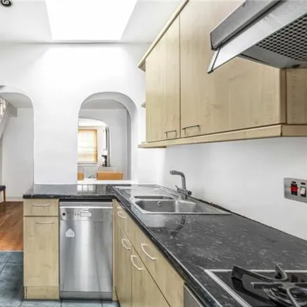 Image 5 - 15 Queens Road, London, SW14 8PH, United Kingdom - Townhouse for sale