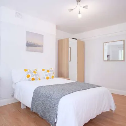 Rent this 3 bed apartment on 160 Kennington Road in London, SE11 6ST