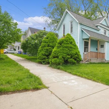 Buy this 3 bed house on 260 Spencer Street Northeast in Grand Rapids, MI 49505