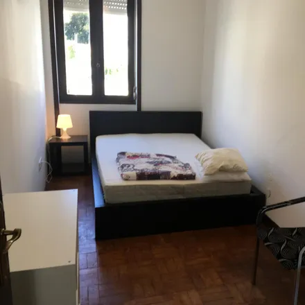 Rent this 4 bed room on Rua do Cónego Ferreira Pinto in 4050-446 Porto, Portugal