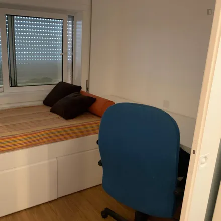 Rent this 2 bed room on Rua de Vila Nova in 4100-326 Porto, Portugal