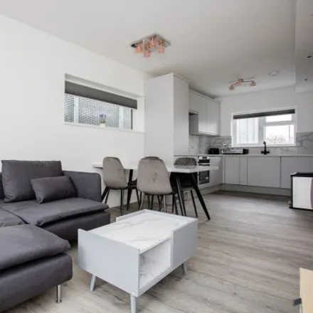 Rent this 3 bed apartment on Friars Place Lane in London, W3 7LU
