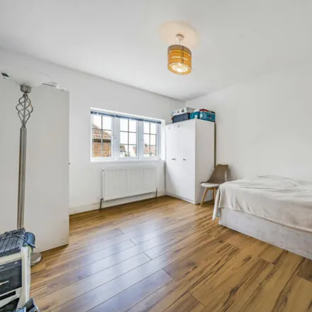 Image 7 - Risley Close, London, SM4 5DS, United Kingdom - Townhouse for sale