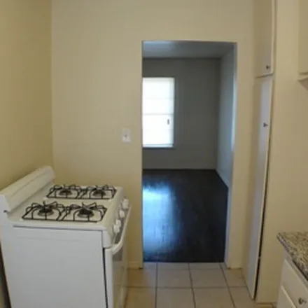 Rent this 1 bed apartment on 7-Eleven in East Broadway, Long Beach