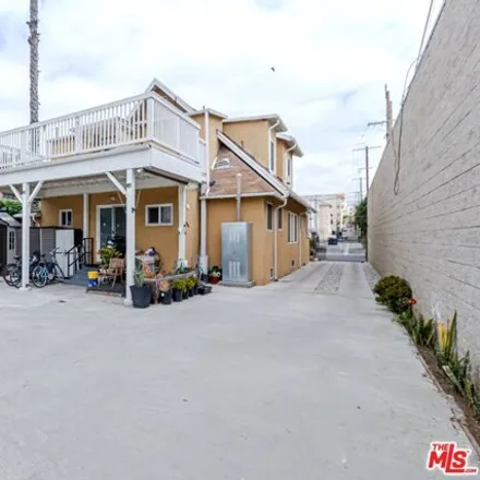 Image 4 - 2019 West 27th Street, Los Angeles, CA 90018, USA - House for sale