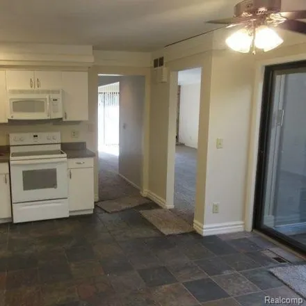 Image 2 - 1695 South Hill Boulevard, Bloomfield Township, MI 48304, USA - Condo for rent