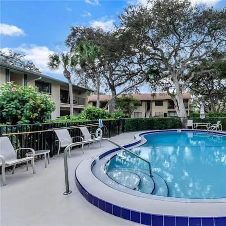 Buy this studio townhouse on 910 E Causeway Boulevard #B6