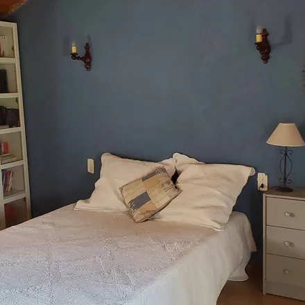 Rent this 3 bed house on Villes-sur-Auzon in Chemin de Malpertuis, 84570 Villes-sur-Auzon