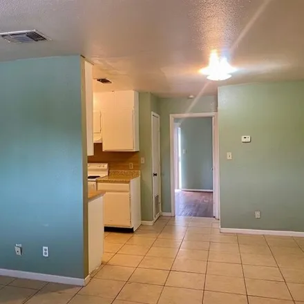 Image 6 - La Casa Linde Apartments, Linde Street, New Braunfels, TX 78130, USA - House for rent