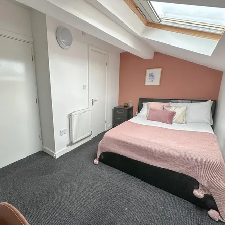 Rent this 6 bed townhouse on Wrenbury Street in Liverpool, L7 0EQ
