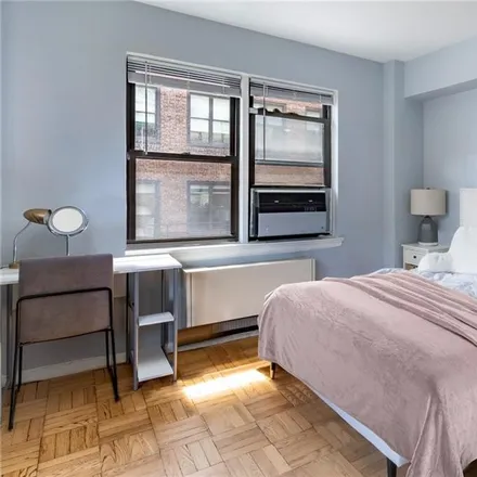 Image 3 - 234 East 46th Street, New York, NY 10017, USA - Condo for sale