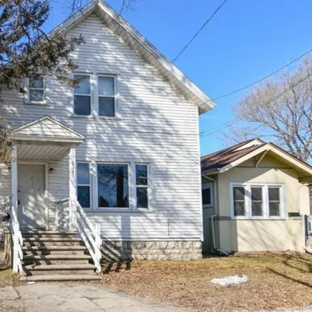 Buy this studio house on 219 North Roosevelt Street in Green Bay, WI 54301