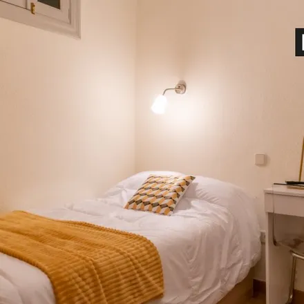 Rent this 5 bed room on Calle de San Bernardino in 74, 28015 Madrid