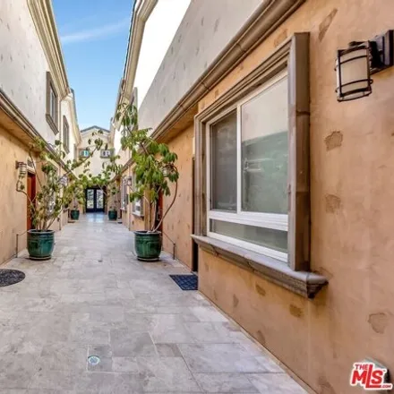 Image 5 - 11357 Huston Street, Los Angeles, CA 91601, USA - Townhouse for sale