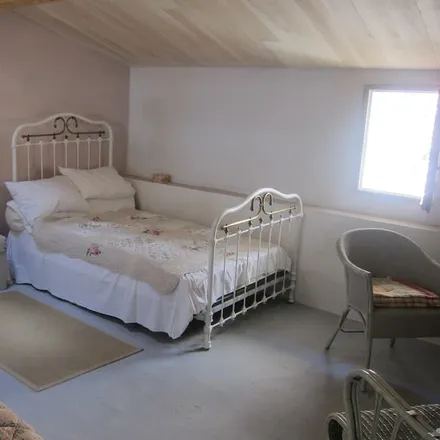 Rent this 3 bed house on Route de Croagnes in 84490 Saint-Saturnin-lès-Apt, France