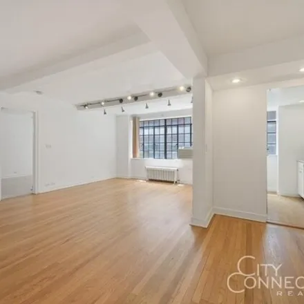 Image 2 - 321 E 43rd St Unit 501-2, New York, 10017 - House for rent