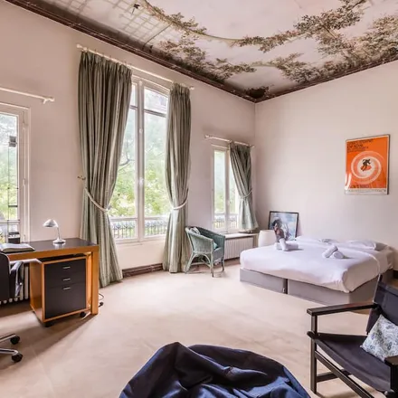 Rent this 5 bed townhouse on Paris