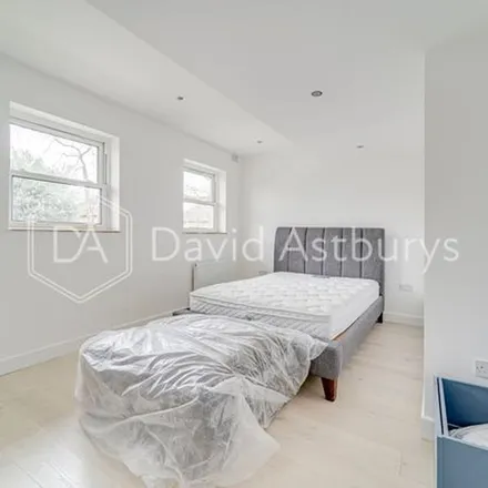Rent this 4 bed duplex on 34 Canonbury Park North in London, N1 2JT
