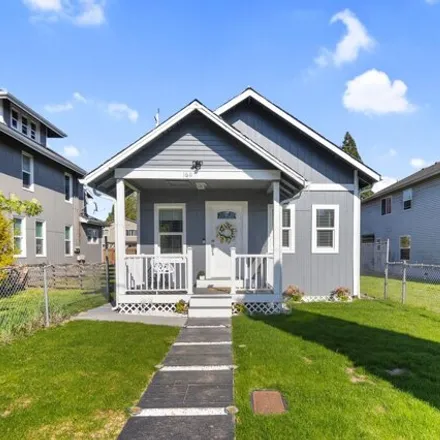 Buy this 3 bed house on WALNUT ST and 17TH ST in Walnut Street, Everett