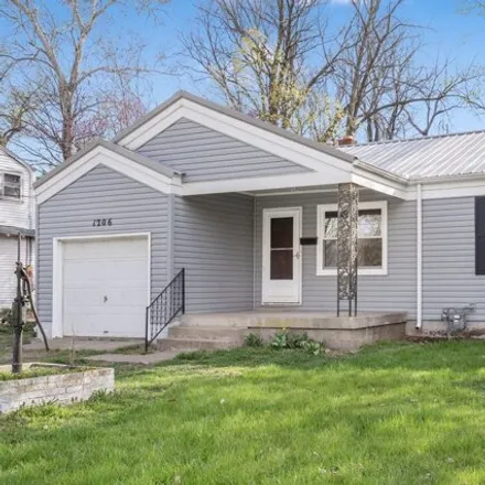 Buy this 2 bed house on 1224 South Crutcher Avenue in Springfield, MO 65804