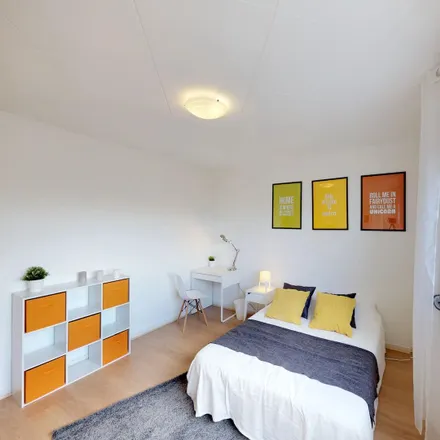 Rent this 5 bed room on 93 rue Marius Berliet