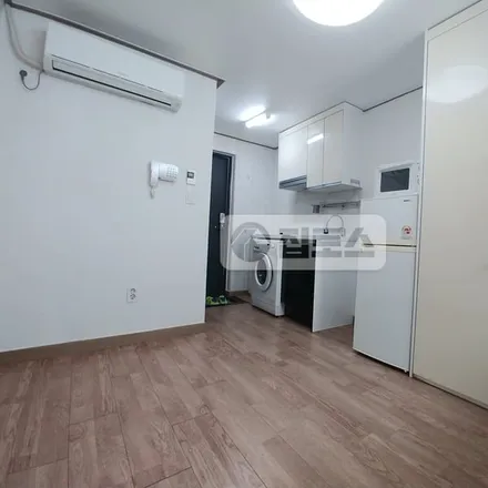 Rent this studio apartment on 서울특별시 동작구 상도동 126-63