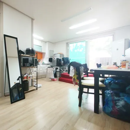 Rent this 2 bed apartment on 서울특별시 송파구 가락동 27-5