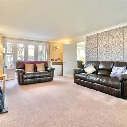 Rent this 4 bed apartment on Gatehill Gardens in Luton, LU3 4EZ