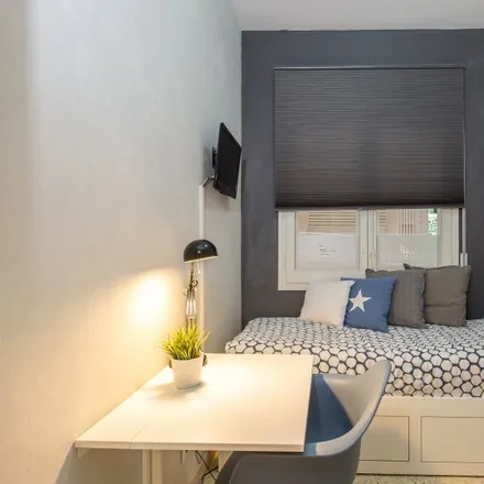 Rent this 3 bed room on Carrer dels Enamorats in 39, 08013 Barcelona