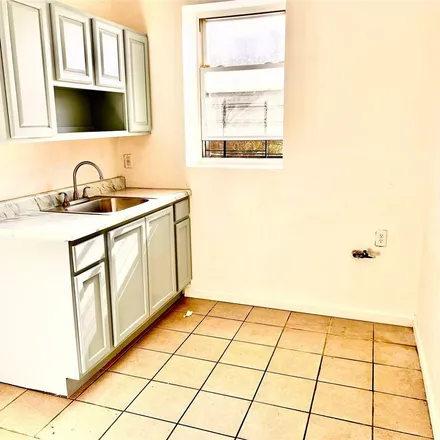 Image 3 - 400 Atkins Avenue, New York, NY 11208, USA - Apartment for rent