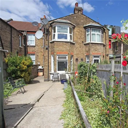 Rent this 5 bed townhouse on Elmhurst Road in London, N17 6RQ