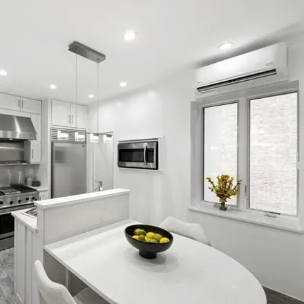 Image 4 - 132 East 36th Street, New York, NY 10016, USA - Townhouse for sale