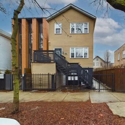 Buy this 8 bed house on 1936 West Ohio Street in Chicago, IL 60622