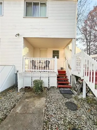 Rent this studio house on 135 Claudia Drive in Stratford, CT 06614
