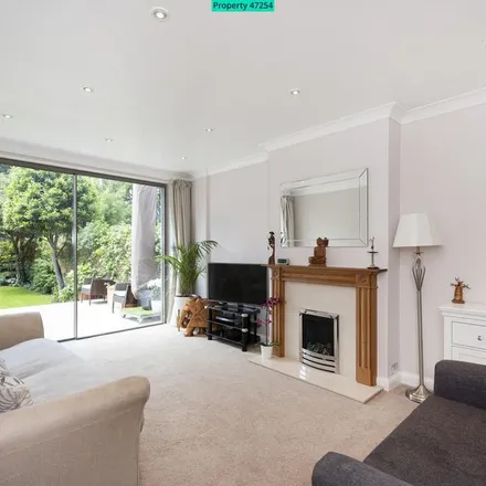 Rent this 5 bed townhouse on Kingfield Road in London, W5 1LB