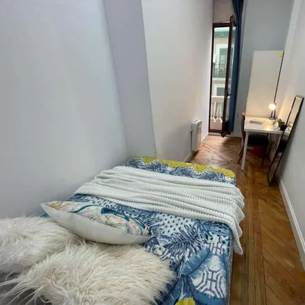 Rent this 11 bed room on Gran Vía in 71, 28013 Madrid