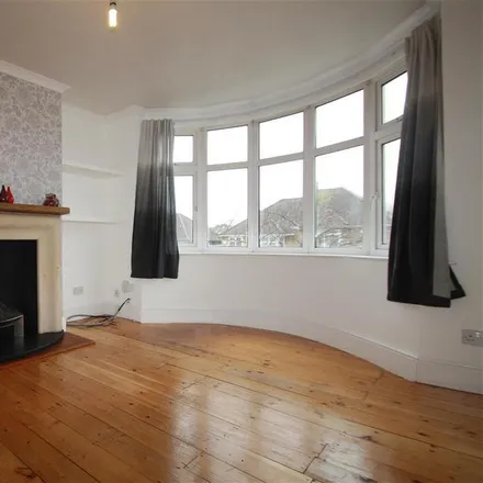 Rent this 3 bed house on Walcot Avenue in Luton, LU2 0PU