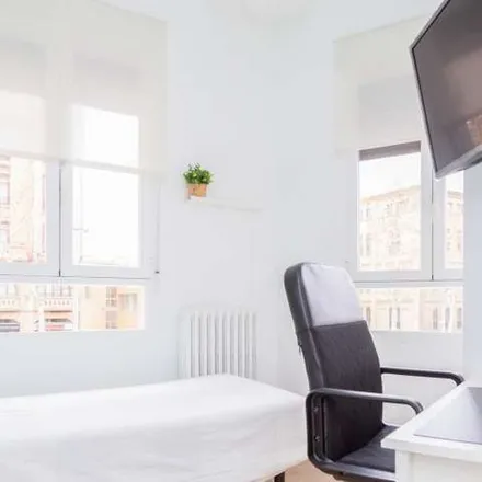 Rent this 6 bed apartment on Perfumería Elements in Gran Vía de Santiago Ramón y Cajal, 50006 Zaragoza