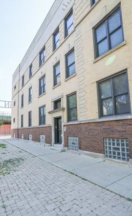 Rent this 3 bed apartment on 1032 West Waveland Avenue in Chicago, IL 60613